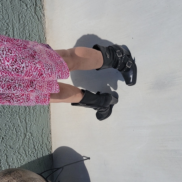 Harley Davidson boots kicking heels! - Picture 4 of 16